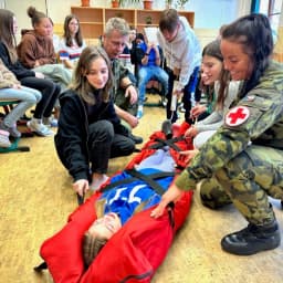 Kurz první pomoci pod vedením vojenských specialistů byl pro děti obrovským přínosem.