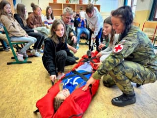 Kurz první pomoci pod vedením vojenských specialistů byl pro děti obrovským přínosem.